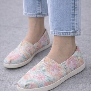 TOMS Pastel Tie-Dye Slip-On Flats Women’s 6 Like New